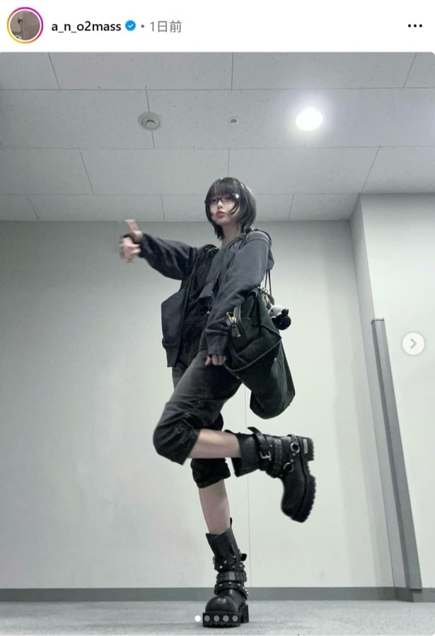 【写真】あの、モードで個性的なブラックコーデを披露