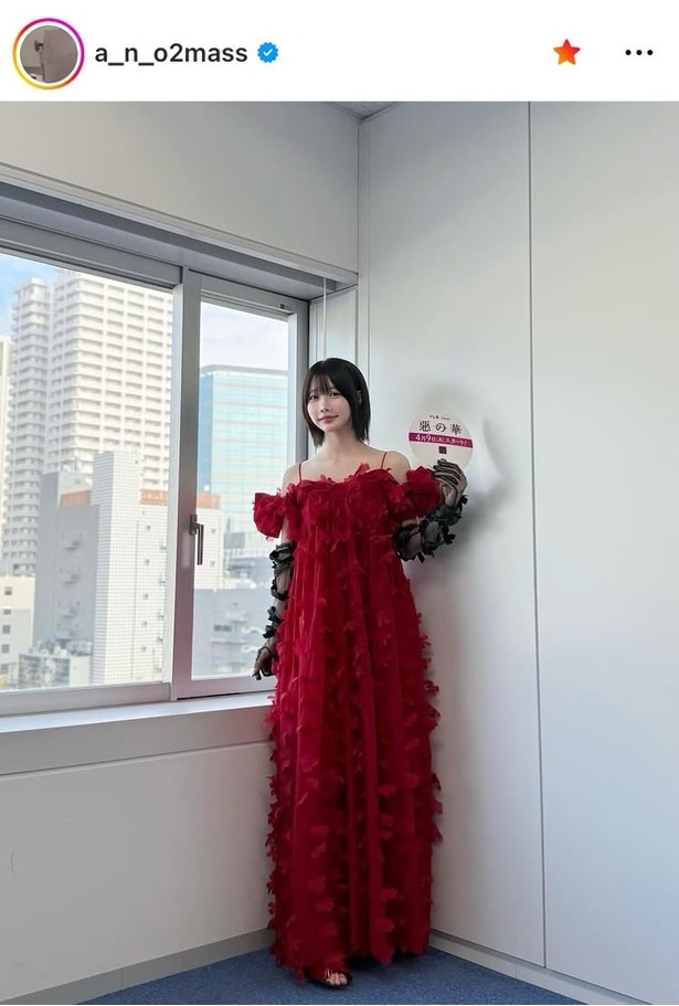 【写真】真紅のドレスが燃え上がるよう…あの、紅フリル×黒レースグローブの圧巻スタイル