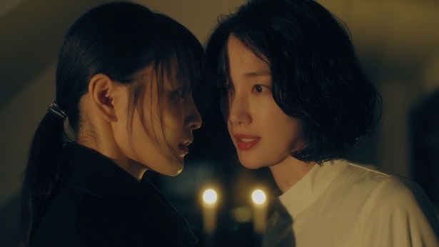 (写真左より)不倫相手・蓉子(菅井友香)とサレ妻・怜(入山法子)が接触