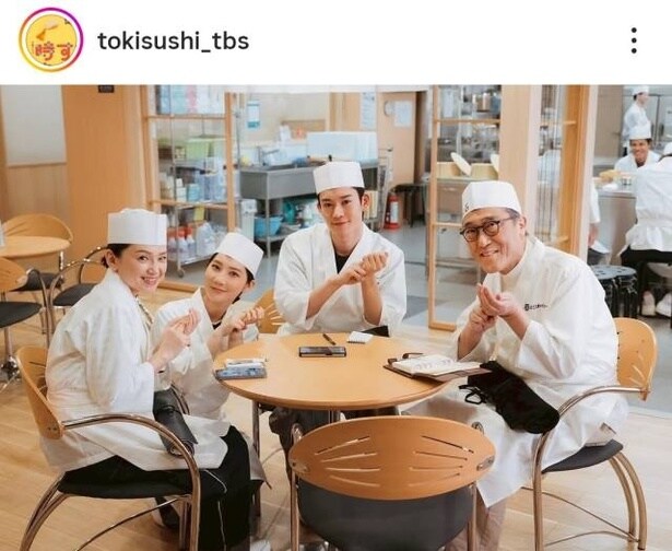 【写真】永作博美&佐野史郎ら、生徒たちの“鮨ポーズ”