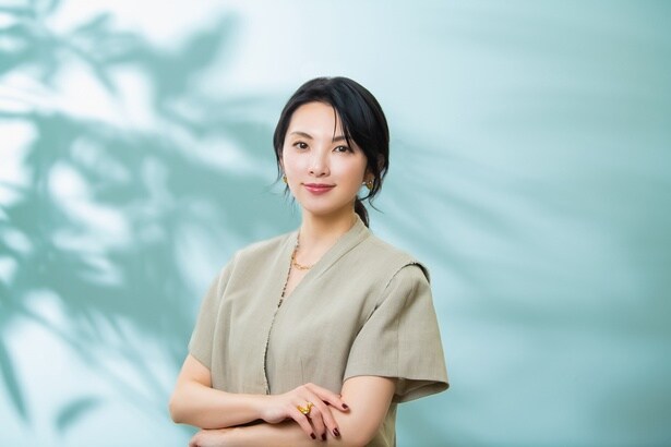 映画「黄金泥棒」に出演する田中麗奈
