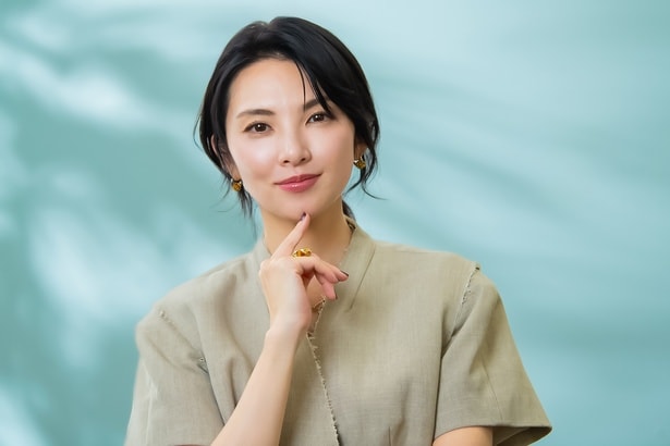 映画「黄金泥棒」に出演する田中麗奈