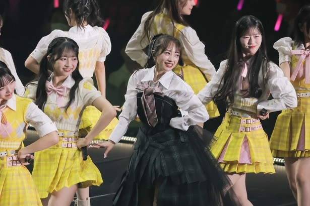 若手メンバーと「劇場へ ようこそ!」を披露