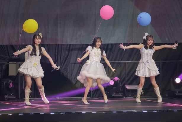 向井地美音(写真中央)が花田藍衣(同右)&近藤沙樹と「天使のしっぽ」を披露