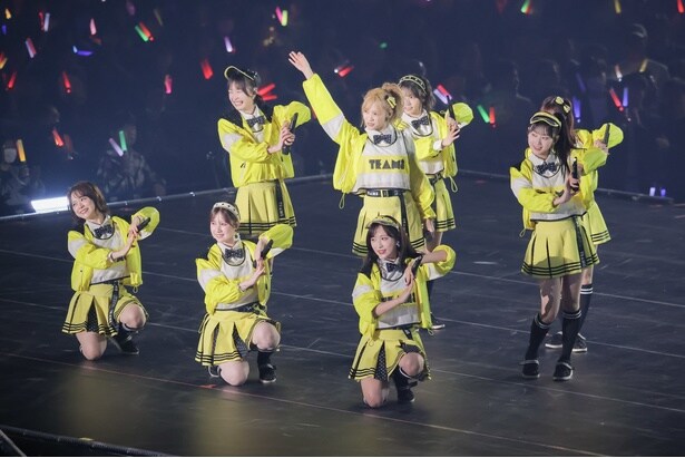 チーム8出身メンバーは下尾みうセンターで「蜂の巣ダンス」を披露