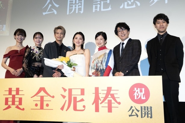 (左より)中村祐美子、石川恋、森崎ウィン、田中麗奈、宮崎美子、阿諏訪泰義、萱野孝幸監督