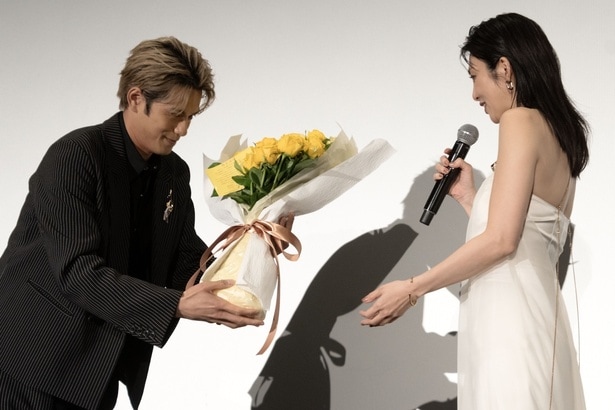 田中麗奈に花束を贈る森崎ウィン