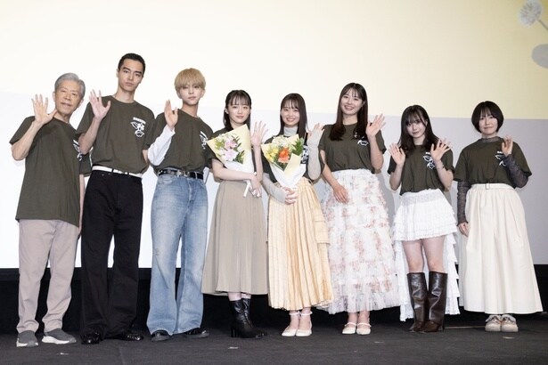 岡本信人、阿佐辰美、八神遼介、中島瑠菜、大島美優、豊島心桜、仲村悠菜、上村奈帆監督(写真左から)