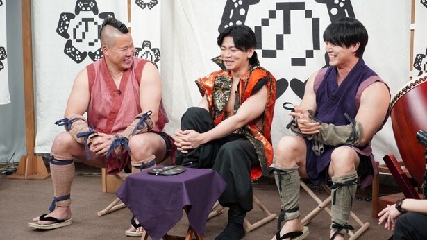 家臣と楽しく語らう“最近明るくなった”殿