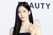 LE SSERAFIM・KAZUHA、黒のミニ丈ベアトップドレス姿で日本初上陸ブランドのイベント登場「本当に光栄」