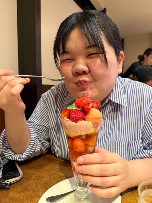 【写真】「パフェにご満悦なあんりちゃんです」(酒寄さん)