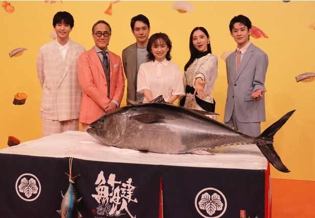 イベントのために7時間かけて運ばれてきたという本マグロを前に記念撮影