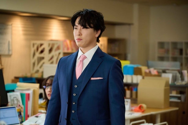 宮舘涼太、エレガントな“未来人”役で新境地…第1話から「舘様節」炸裂で「適役かも」「キュン笑」の声<ターミネーターと恋しちゃったら>