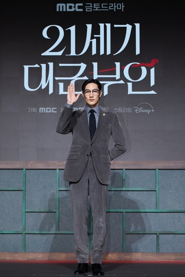 ノ・サンヒョン演じるミン・ジョンウ総理「21世紀の大君夫人」会見より