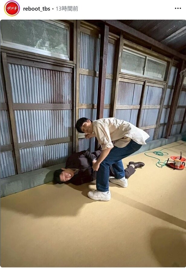 【写真】鈴木亮平、松山ケンイチが1話冒頭シーンを再現した仲良しオフショット