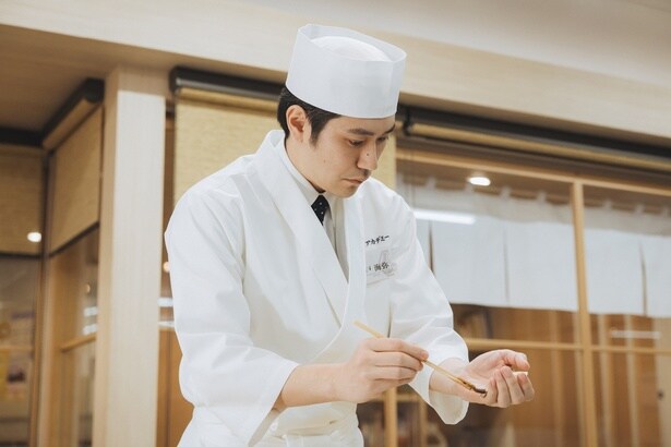 確かな鮨の技術を持つ大江戸役だけあって、どんな技を披露してくれるのかも楽しみな松山ケンイチ