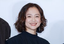 永作博美&杏花&平井まさあき、スーパーのスタッフ演じる3人の仲良しオフショット公開＜時すでにおスシ!?＞