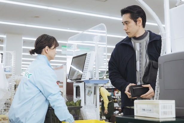 みなと(永作博美)が働くスーパーの常連客でもある大江戸(松山ケンイチ)