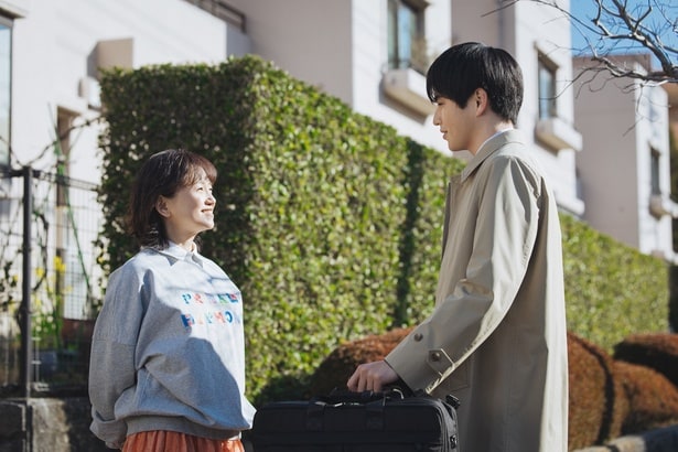 新社会人となり自宅から巣立つ息子・渚(中沢元紀)を見送るみなと(永作博美)