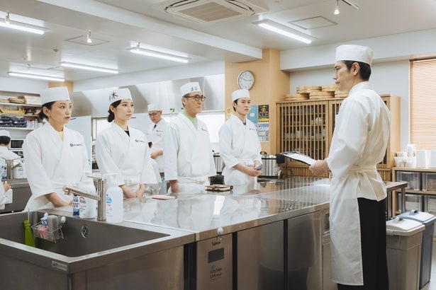 大江戸(松山ケンイチ)は、自身が受け持つ生徒たちを厳しく指導していく