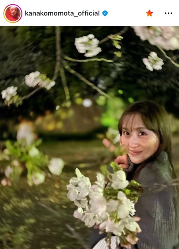 【写真】ももクロ・百田夏菜子、白い花びらに包まれる夜桜ショット