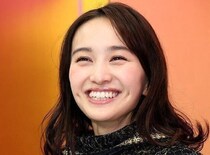 夜桜の妖精が宿ったよう…ももクロ・百田夏菜子、白い花びらに包まれる夜桜ショットに「美しい」の声