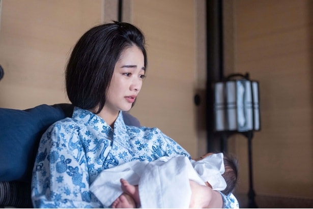 りん(見上愛)は亀吉(三浦貴大)との間に子どもを設けるも一人涙を流す