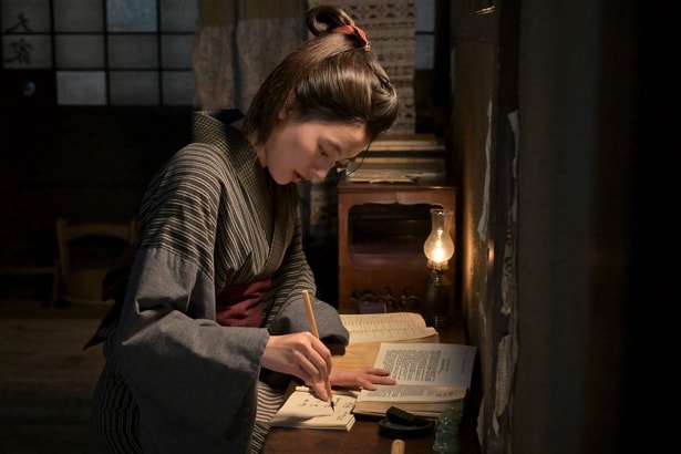 直美(上坂樹里)はマッチ工場で働きながら灯を頼りに英語を勉強する