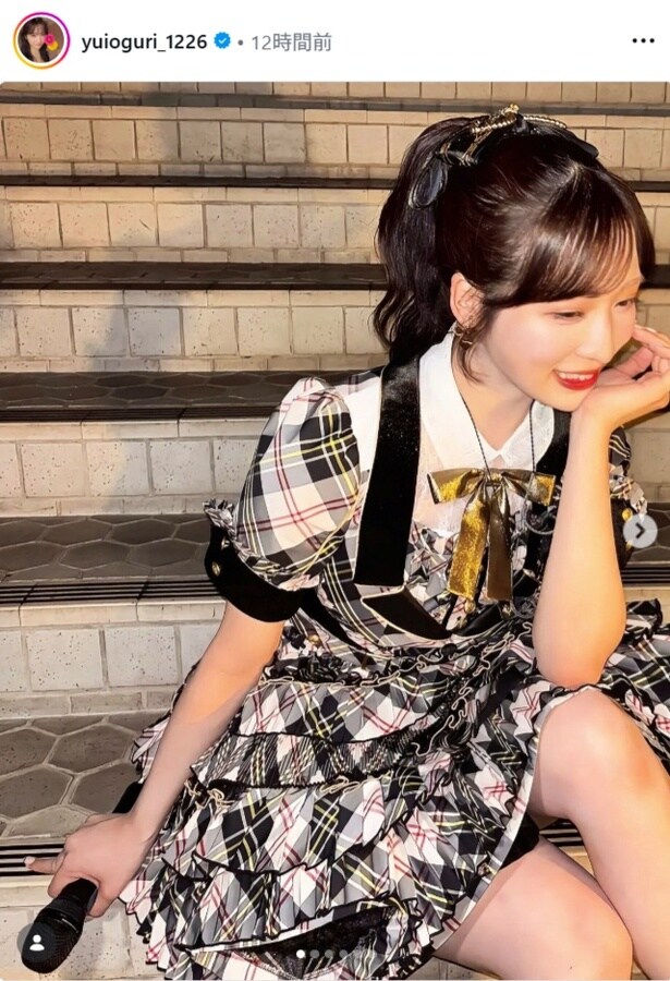 【写真】小栗有以、横顔も美しい…頬を手に沿えるショット