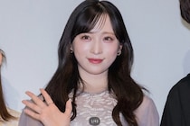 小栗有以、スカートからのぞく“絶対領域”…コンサート衣装写真を公開し「かわいすぎて恋」の声