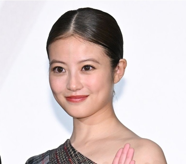 パリコレのモデルが降り立ったよう…今田美桜、白レーストップス×花柄スカートの圧巻スタイルを公開