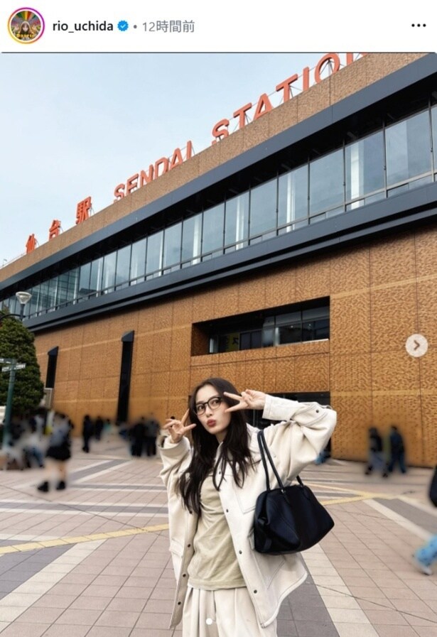 【写真】内田理央、仙台駅前でダブルピース