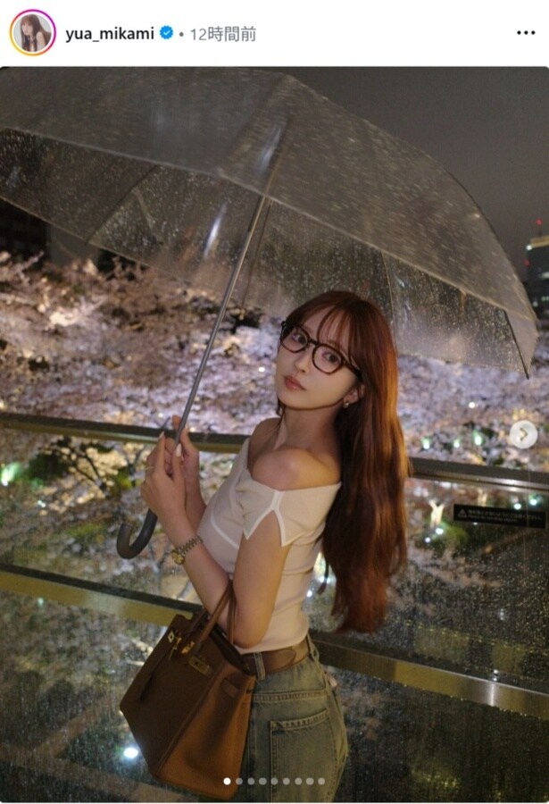 【写真】三上悠亜、雨の中で桜を楽しむ様子…ブラウンのロングヘアをなびかせた振り向きショット