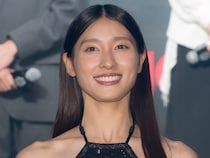 土屋太鳳の腕組み笑顔＆ピンクレッドの衣装姿に「子育てしながら努力しているんだろうな」の声