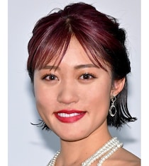 9頭身の圧巻の脚線美が炸裂…王林、アメリカンポップの主人公のようなスタジャンコーデに「脚長い」の声