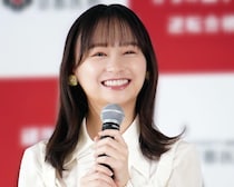 “ピースサイン”で優しく微笑み…影山優佳、春の詩の主人公のような満開桜×白シャツ姿に「いいね！」
