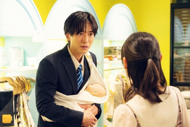 哲也(浅香航大)、気が早すぎる“抱っこ紐”選び