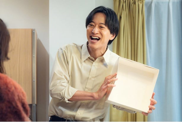 哲也(浅香航大)、テンションMAXでサプライズプレゼントを開ける