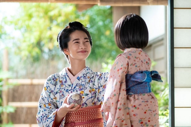 りん(見上愛)は一人娘・環(宮島るか)を懸命に育てる