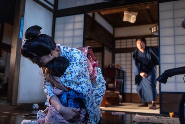 【写真】りん(見上愛)、亀吉(三浦貴大)の暴力から娘・環(宮島るか)を守る