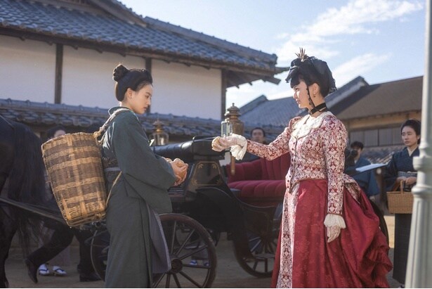 直美(上坂樹里)は“鹿鳴館の華”・捨松(多部未華子)と運命の出会いを果たす