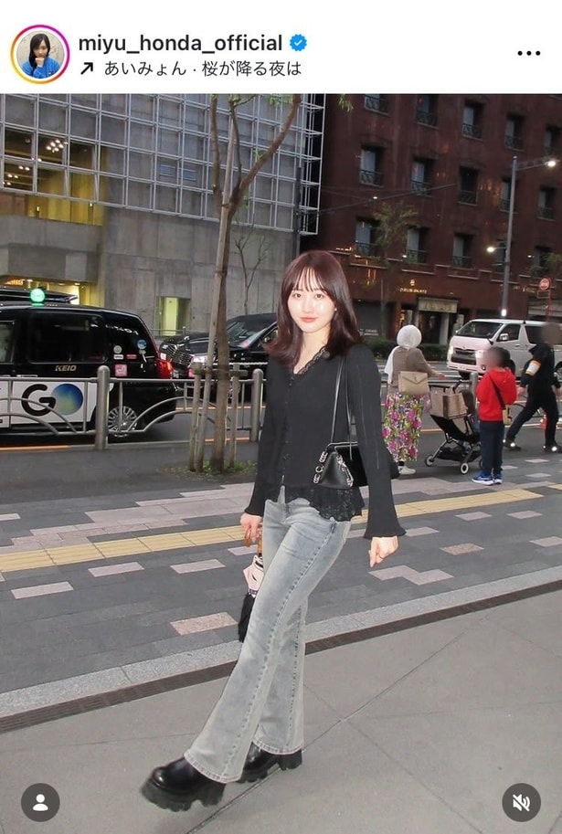 【写真】春夜の街角スナップのヒロインのよう…本田望結、黒レースカーデ×フレアデニム姿