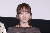 春夜の街角スナップのヒロインのよう…本田望結、黒レースカーデ×フレアデニム姿に「たまらん」の声