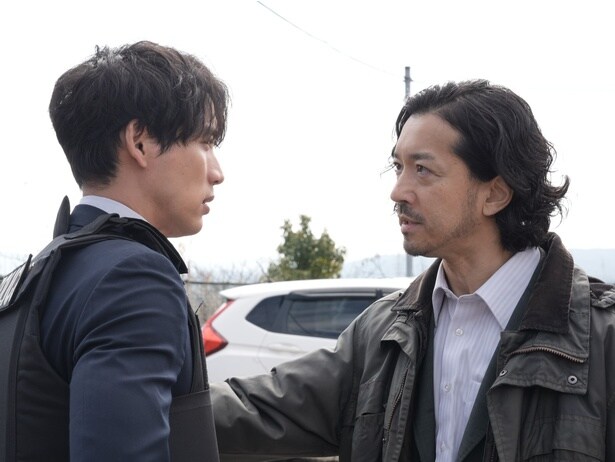 今泉(福士蒼汰)は記者・稲田(金子ノブアキ)に協力を要請する