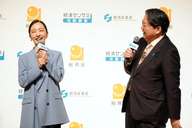 林芳正総務大臣と語らう板野友美
