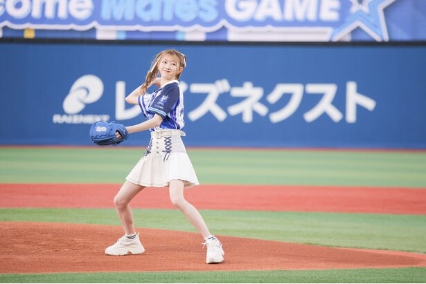千葉恵里がセレモニアルピッチで投球を披露