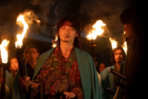 大和屋の焼き討ちを隊士に指示する芹沢鴨(綾野剛)