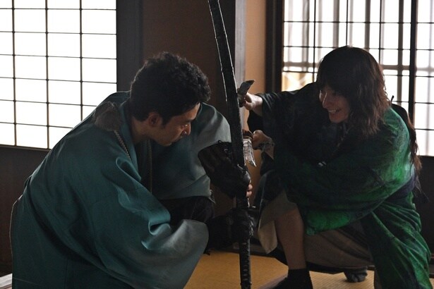 佐伯(濱正悟)と激しい戦いを展開する新八(上杉柊平)