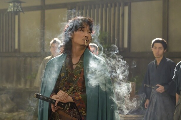 松平容保(松本潤)に話をしにきた芹沢(綾野剛)
