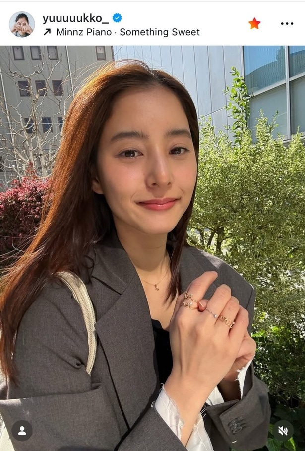 【写真】春の日差しを独り占めしたよう…新木優子、都会の庭園に佇む“グレージャケット”姿